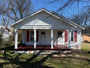 Building Photo - 313 S Locust Ave