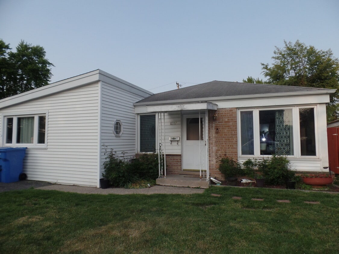 Primary Photo - 8357 S Kenton Ave