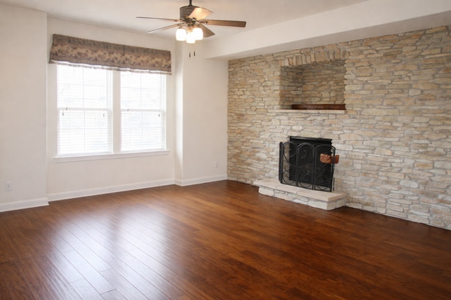 Building Photo - Beautiful 3 Bedroom House Close to Powers and Dublin!