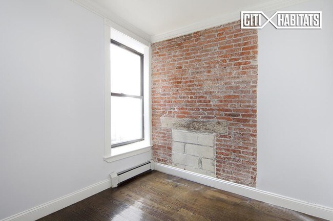 Building Photo - 818 10th Ave
