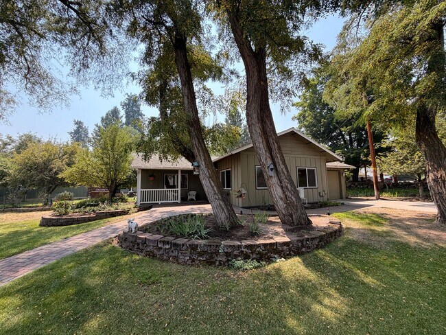 Foto del edificio - Hidden Gem in Midtown Bend – Utilities Included!
