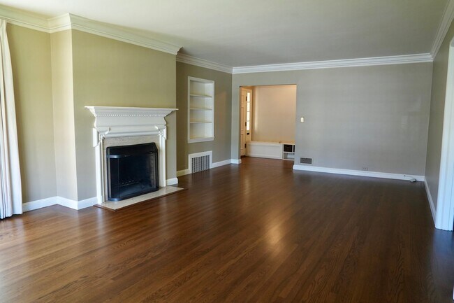 Foto del edificio - Charming & Spacious 3BR/2BA Lower-Level Home in Prime Baywood Location
