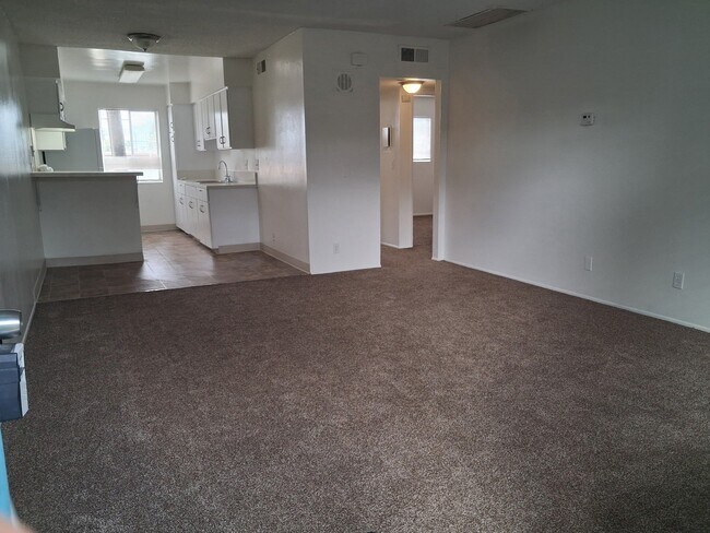 Foto del edificio - 8560 E Artesia Blvd