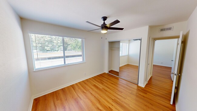 Foto del interior - 6 WEEKS FREE!! Steps from Fallbrook Mall