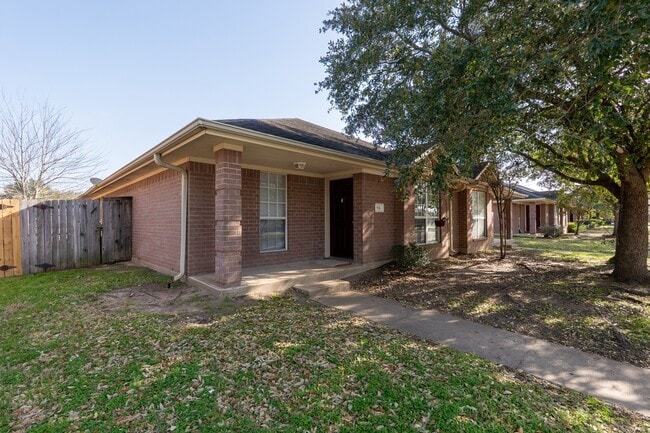 Building Photo - 914 Willow Pond St