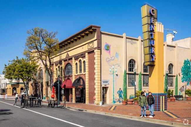 Main Street District is the main attraction for dining and shopping in Downtown San Mateo.