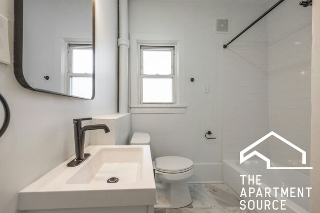 Photo - 2301 N Leavitt St Apartment