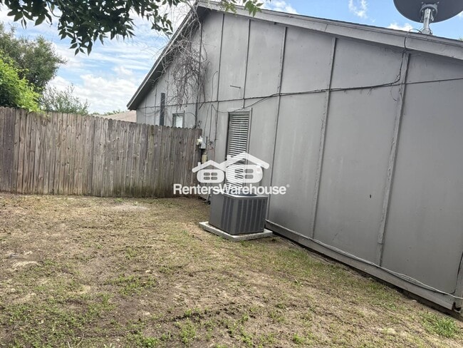 Building Photo - 10258 Maverick Dr