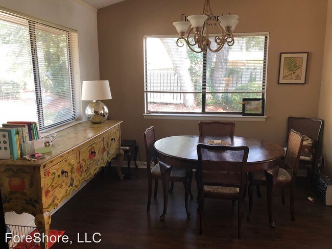 Building Photo - 2 br, 1 bath Apartment - 5 Gum Tree Road #E9