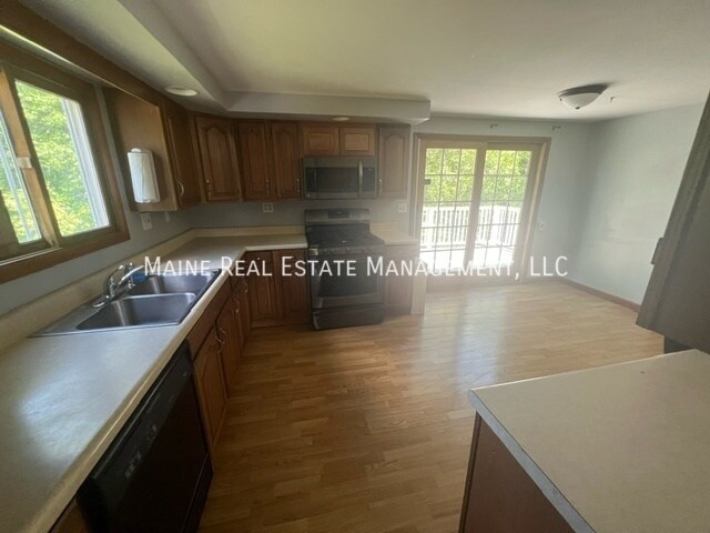 Foto del edificio - 845 Hudson Rd
