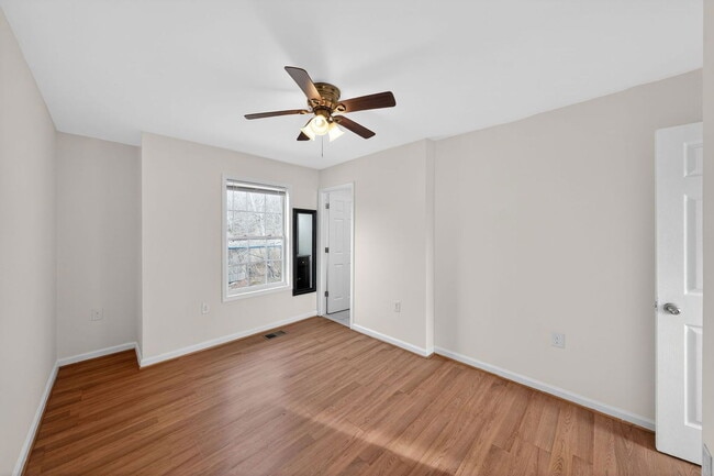 Foto del edificio - 7920 Temple Hill Rd