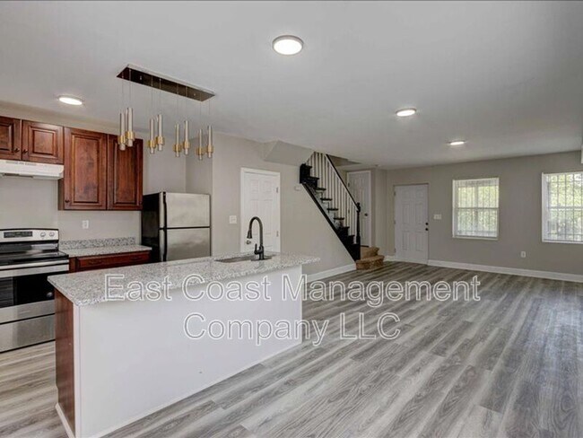 Building Photo - 5300 Ready Ave