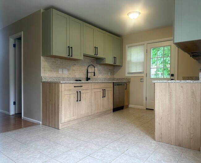Building Photo - 166 Bunce Rd