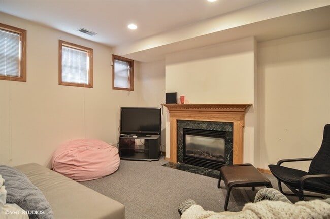 Building Photo - 3117 N Damen Ave