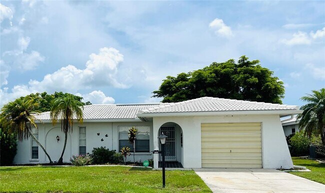 Building Photo - 4106 Oak Ln