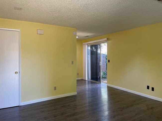 Foto del edificio - Great 1 bedroom, 1 bath cottage ~ nice quiet street