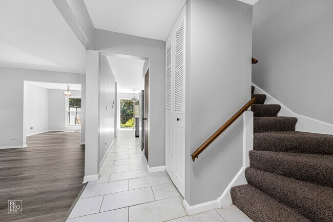Foto del edificio - Cambridge Subdivision in Libertyville! Available June 23!