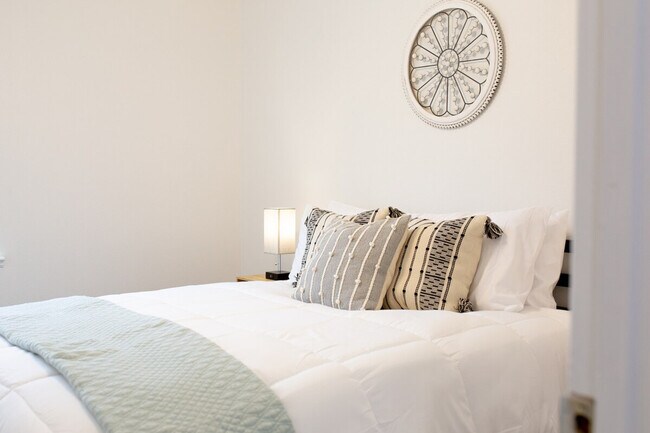 Building Photo - 620 S Cedar St