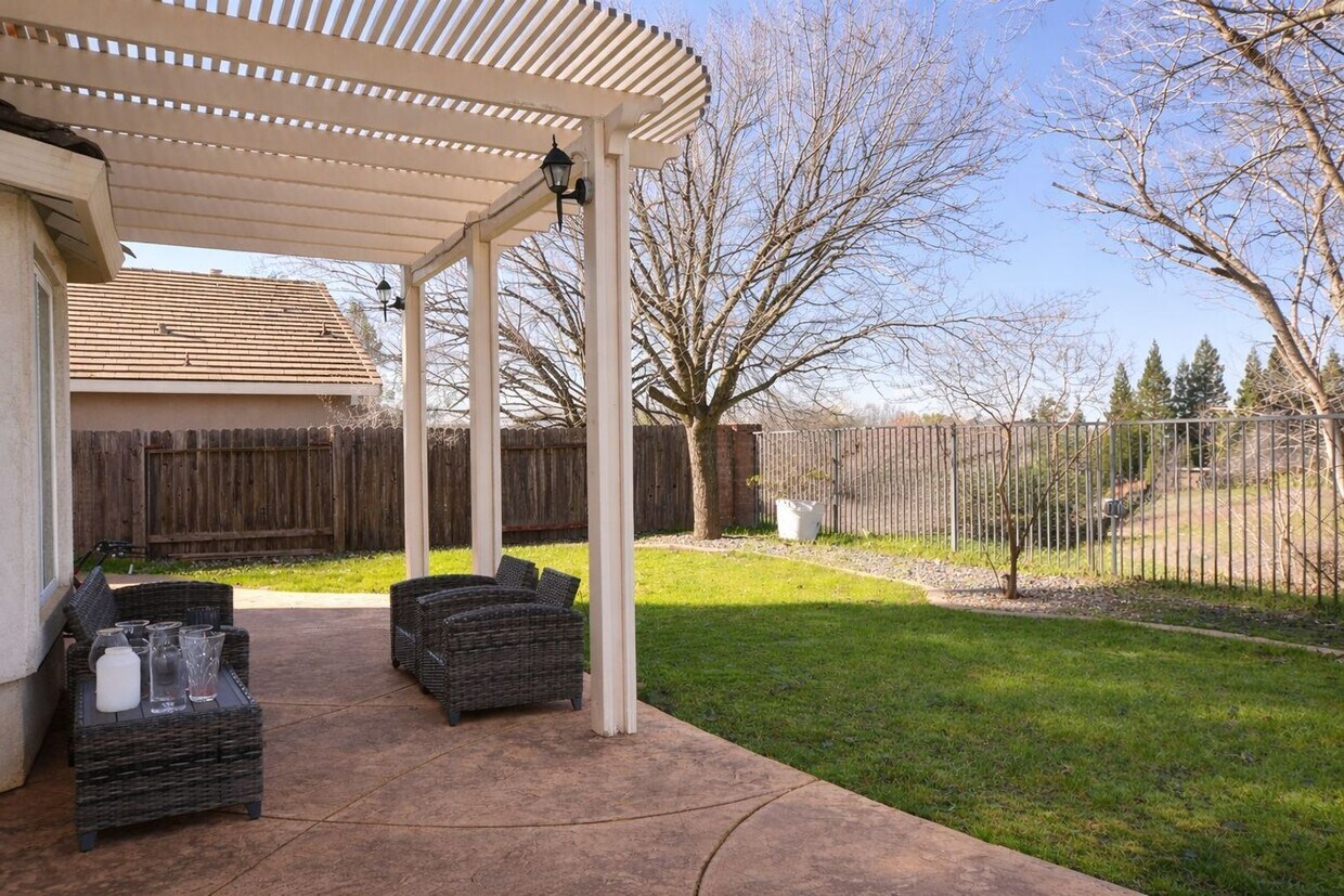 Building Photo - 1000 Cameron Dr