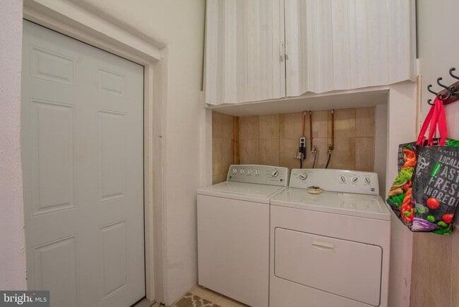 Building Photo - 3201 Baring St