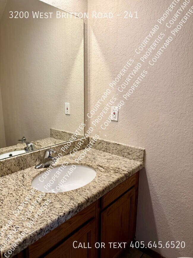 Foto del edificio - 3200 W Britton Rd