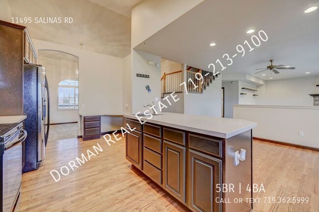 Foto del edificio - 5-Bedroom Home!