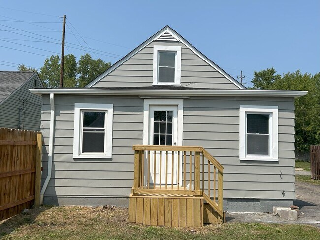 Building Photo - Renovated 3 bedroom home near the Airport