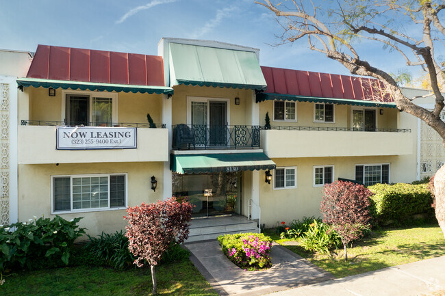 Exterior del edificio - 8130 Norton Avenue Apartments