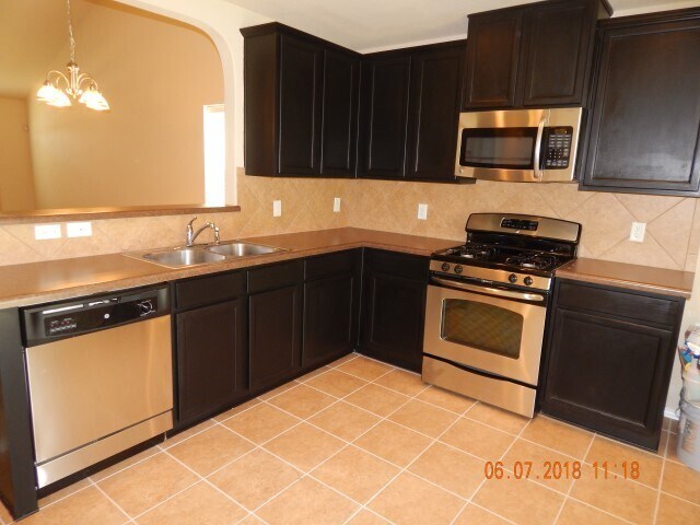 Building Photo - Lovely 3 bedroom 2.5 full baths- Available...