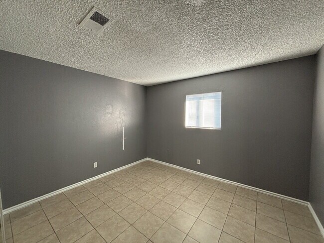 Building Photo - Charming 2-bedroom, 1-bath upstairs unit located in the Huntridge/Downtown Las Vegas area!