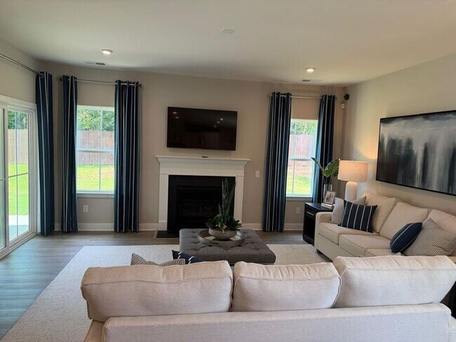 Foto del edificio - BRAND NEW CONSTRUCTION IN CANTERBROOK FARMS FOUNTAIN INN! 3 BED 2 BATH