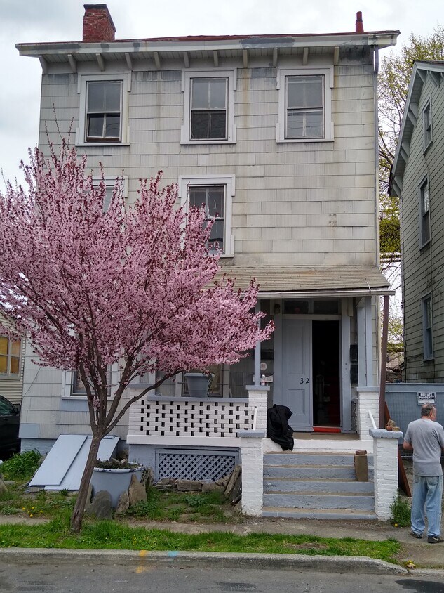One bedroom apartment on the 2nd floor with heat and hot water included, Handyman / Helper Option - 32 Gifford Ave