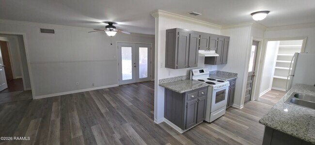 Building Photo - 125 Elmwood Dr