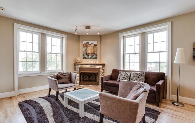 Foto del edificio - Exceptional 2BR/2BA corner unit with lovely city views. Ready mid-March!