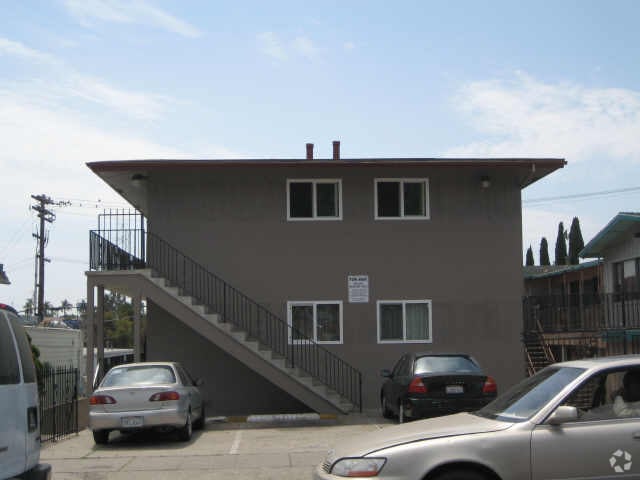 Building Photo - 4016-4024 Winona Ave