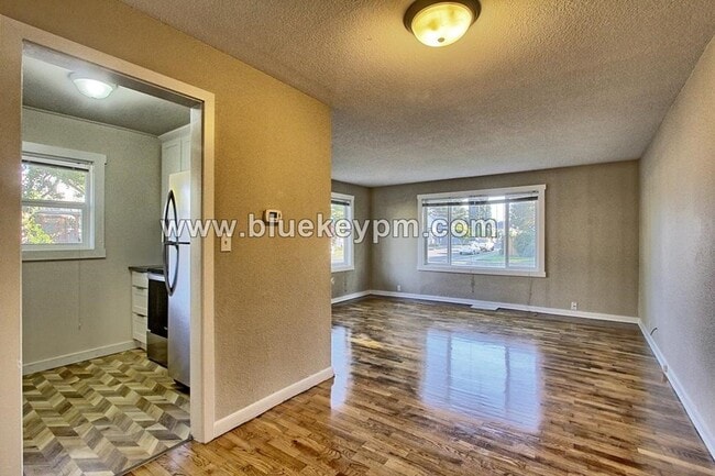 Building Photo - 3 Bed, 1 Bath Duplex Unit in Downtown Vancouver