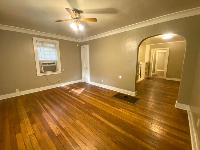 Foto del edificio - 1 bedroom, living dining den near Central and Highland