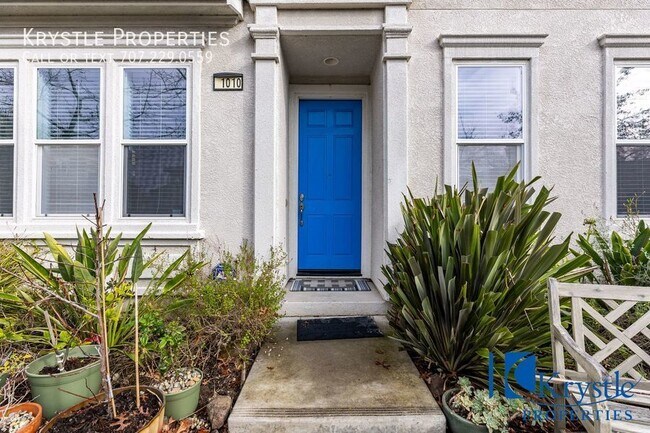 Building Photo - Evening & Weekend Showings Available! Beau...