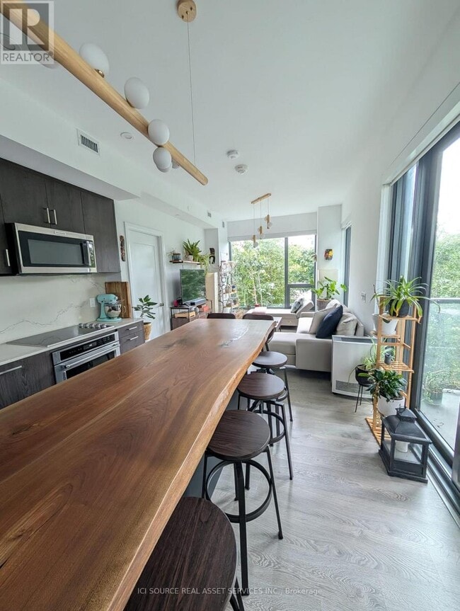 Photo du bâtiment - 280-280 Howland Ave