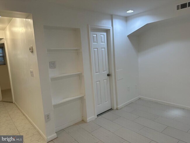 Building Photo - 1342 Levis St NE