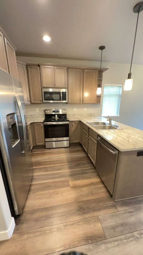 Building Photo - BEAUTIFUL TOWNHOME IN A QUIET NEIGHBORHOOD