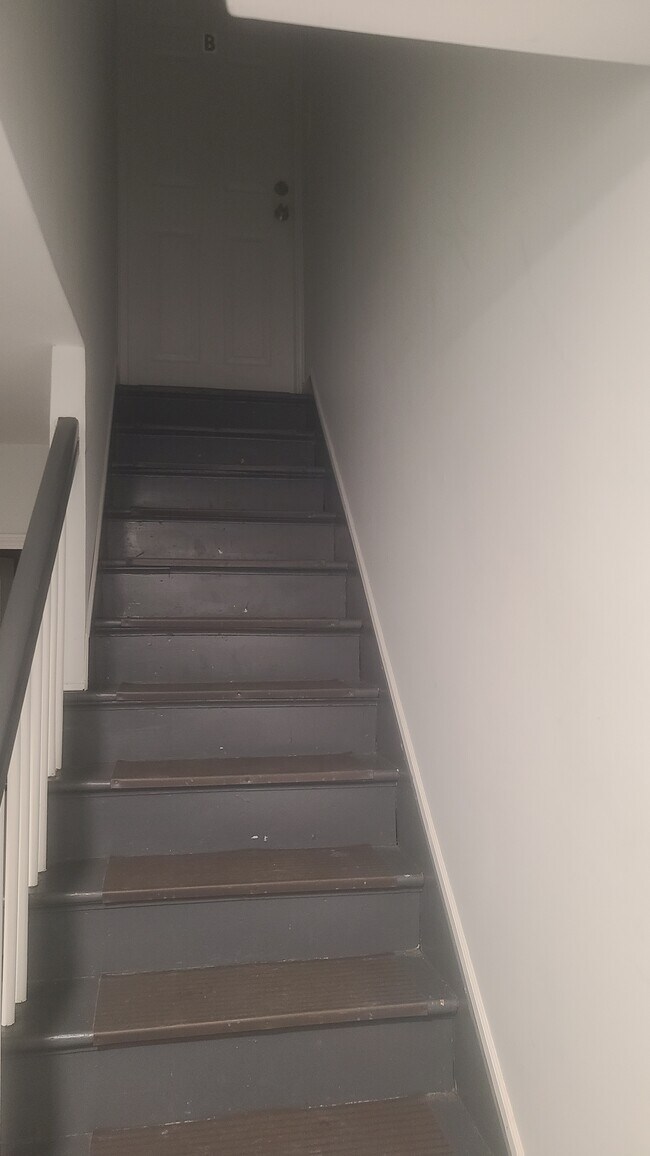 Escaleras al segundo piso - 71 Park Ave