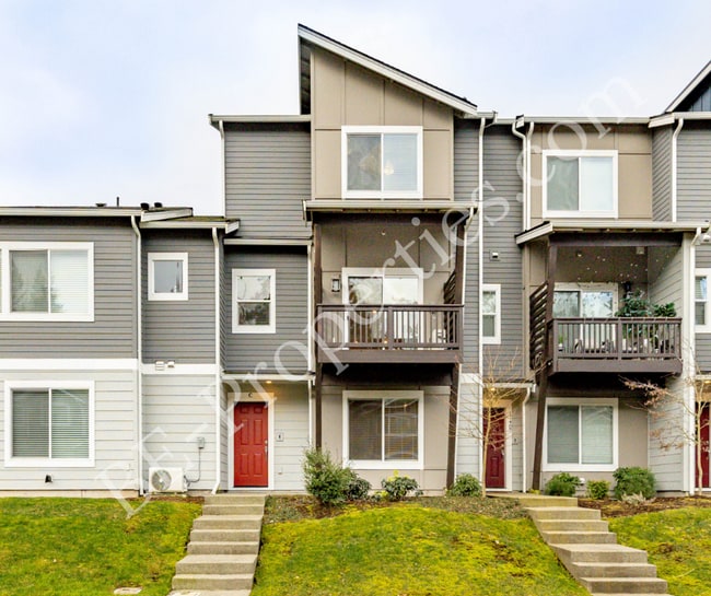 Building Photo - Beautiful 3 Bedroom 2.5 Bathroom Townhouse.