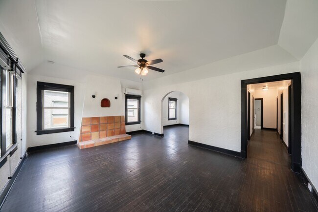 Foto del edificio - Charming Spanish Revival bungalow!