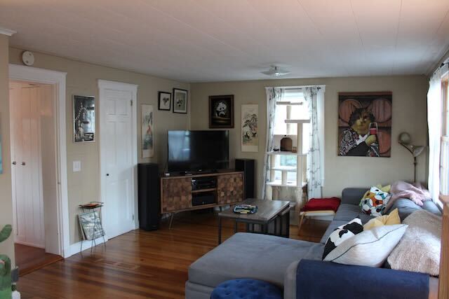 Living room - 7 Front St