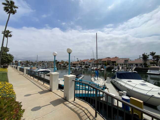 Foto del edificio - Condo on the Water with Boat Dock