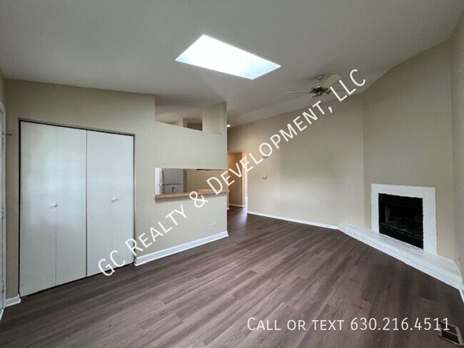 Building Photo - ***ISLAND LAKE / RANCH TOWNHOME / 2 BDRM -...