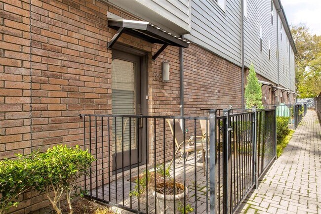 Building Photo - 6051 Ross Ave