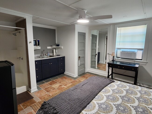 Building Photo - 1308 E Washington Ave