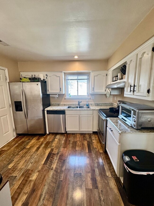 Building Photo - 3 bed/2 bath home on large corner lot